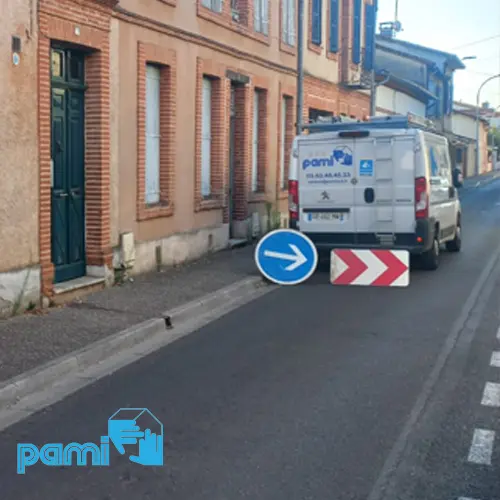 Camionnette PAMI et balisage de chantier devant une maison de ville en brique à Montauban lors d’une intervention de traitement