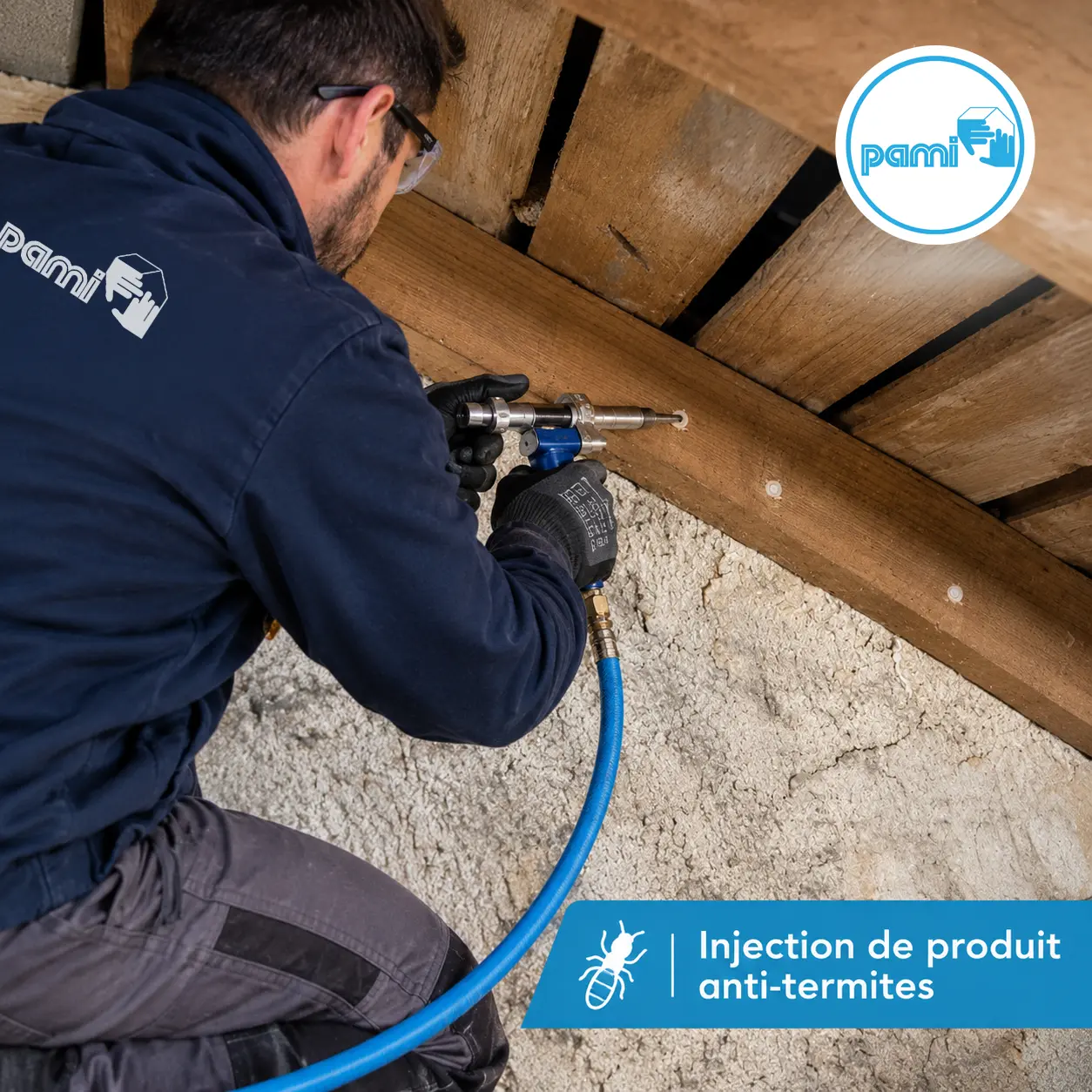 Injection de produit anti-termites dans une poutre par un technicien